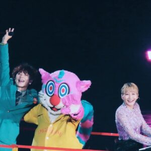 Saori Instagram - いつもギューっとして
一緒にトロッコに
乗り込んでいたガルル。

千秋楽が終わったあと、
感極まって楽屋で泣いていたね。

お疲れさま！

あんまり近付くと、
ヒゲが顔に刺さるんだよね。（２枚目）

#dugaradidu #dgdd #sekainoowari