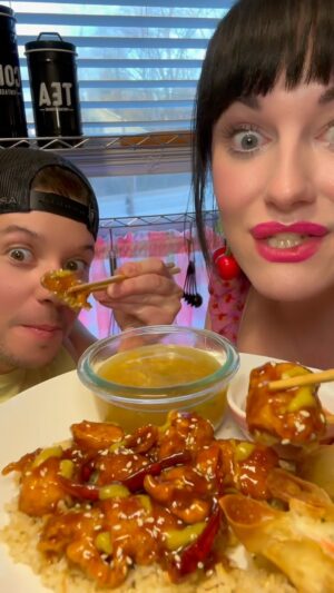 Sara Andrews Instagram - Orange Chicken for 2! #takeout #chinesefood 

(I used @iankewks recipe as a guide)