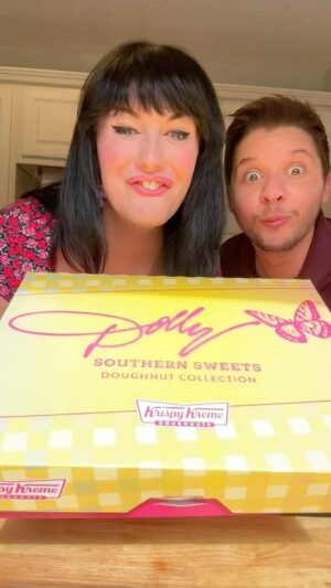 Sara Andrews Instagram - Y’all had these @dollyparton Southern Sweets @krispykreme Doughnuts yet?!

#donuts #krispykreme #dollyparton