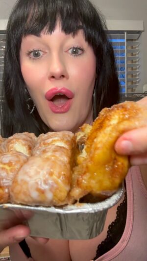 Sara Andrews Instagram - Dolly & the Doll: Dollywood’s Famous Cinnamon Bread (Actual recipe from Dolly’s OFFICIAL cookbook!)