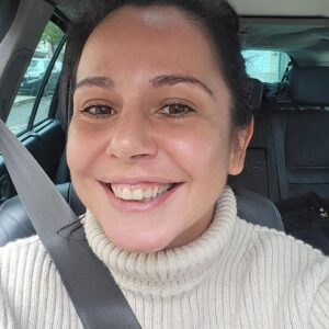 Sara Norte Instagram - A fotografia não é a melhor eu sei mas neste momento da minha Vida não tenho paciência para filtros(quer na Vida como nas fotografias).
Tenho finalmente o meu dente!
Em Abril deste ano,mais precisamente no dia do meu aniversário parti um dente a comer uma bela pizza.
Gosto muito de mim: gordinha,magrinha ,com dente e sem dente mas o facto de trabalhar em Televisão fez com que isto abalasse um pouco a minha autoestima.
Sempre que chegava a casa e olhava para a televisão(ainda por cima gosto de sorrir com a boca toda) via um buraco enorme. Também cheguei a receber mensagens e comentários a chamar me desdentada e coisas desse género e apesar de hoje em dia pouca coisa me tocar,eu não sou um cyborg,sou uma pessoa que como todas tem coração e também sente. 
Tive a sorte de conhecer a @oralxxiclinica que me fez voltar a sorrir sem medos e estou genuinamente feliz.
Obrigada a toda a equipa,especialmente à Doutora Paula que conseguiu amansar a fera que tem um medo gigante de dentistas.
Hoje tenho dente e não consigo parar de olhar para ele. (Sei que sou uma privilegiada mas acho que todos os que tivessem esta oportunidade também a aproveitavam).
Desculpem se pareço tonta mas hoje ganhei a minha autoestima novamente. 
Yeahhhh!
❤️