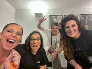Sara Norte Instagram - Acabou o “Desconfia” e vou ter muitas saudades.
Do espetáculo maravilhoso e das pessoas que fizeram parte desta aventura.
@joanamarquespic muito obrigada pela oportunidade!
Admiro o teu talento,a tua audácia e o teu coração:és das boas e não me vou esquecer nunca, que sem perceberes ,me deste muito mais do que imaginas.
Deste me força para seguir em frente numa altura em que já não acreditava em “milagres”.Além disso és uma pessoa do c@r@lho!
Gosto muito de ti!❤️ 
@soniatavaresofficial foste a minha companheira de camarim e de desabafos:uma verdadeira “mana”.
És um Mulherão e obrigada por me ouvires,dares força e te preocupares comigo.Levo te no meu ❤️.
@claudioalmeida1980 obrigada por teres paciência para mim e para as minhas dúvidas constantes.Bravo pelo texto maravilhoso que me permitiu brincar comigo e com a minha Vida de uma forma engraçada e inteligente.És muito fixe❤️
@davidcarronha desde o primeiro ensaio que gostei logo de ti e obrigada por todas as partilhas e apoio.És lindo!❤️
@vasco.pereira.coutinho és brutal!
Dá gosto ver o teu talento e obrigada pela forma carinhosa com que me trataste.❤️
@ederlopesoficial desejo-te o melhor!Tens um coração bonito e o teu sorriso é puro.obrigada por todo o carinho.Mereces o melhor!❤️
Obrigada Ricardo pela força e palavras que significaram muito para mim.
@miguelscisaac , @joanaesparteiro , @mariliamfsantos , @lilianaanjomacedo , @a_lazaro_ 
parabéns pela vossa equipa de sonho: é cada vez mais raro encontrar uma equipa que não nos veja como um todo e que esteja preocupada com detalhes.A vossa está e sei que encontrei pessoas que vou levar para a Vida.❤️
@mafi_gotasnocharco , @inessantosoficial , @tuneupvoices e @vanda_gameiro obrigada ❤️
Fui mais uma vez vestida pelo meu amigo @by_santana_pires que fez este o fato do espetáculo especialmente para mim.Obrigada ❤️
Obrigada ao público e a todas as pessoas que me enviaram mensagens.Fico mesmo feliz ❤️

Estou sempre a dizer,mas é verdade:SOU UMA SORTUDA!
Obrigada a todos!
❤️