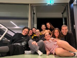 Sara Norte Instagram - Acabou o “Desconfia” e vou ter muitas saudades.
Do espetáculo maravilhoso e das pessoas que fizeram parte desta aventura.
@joanamarquespic muito obrigada pela oportunidade!
Admiro o teu talento,a tua audácia e o teu coração:és das boas e não me vou esquecer nunca, que sem perceberes ,me deste muito mais do que imaginas.
Deste me força para seguir em frente numa altura em que já não acreditava em “milagres”.Além disso és uma pessoa do c@r@lho!
Gosto muito de ti!❤️ 
@soniatavaresofficial foste a minha companheira de camarim e de desabafos:uma verdadeira “mana”.
És um Mulherão e obrigada por me ouvires,dares força e te preocupares comigo.Levo te no meu ❤️.
@claudioalmeida1980 obrigada por teres paciência para mim e para as minhas dúvidas constantes.Bravo pelo texto maravilhoso que me permitiu brincar comigo e com a minha Vida de uma forma engraçada e inteligente.És muito fixe❤️
@davidcarronha desde o primeiro ensaio que gostei logo de ti e obrigada por todas as partilhas e apoio.És lindo!❤️
@vasco.pereira.coutinho és brutal!
Dá gosto ver o teu talento e obrigada pela forma carinhosa com que me trataste.❤️
@ederlopesoficial desejo-te o melhor!Tens um coração bonito e o teu sorriso é puro.obrigada por todo o carinho.Mereces o melhor!❤️
Obrigada Ricardo pela força e palavras que significaram muito para mim.
@miguelscisaac , @joanaesparteiro , @mariliamfsantos , @lilianaanjomacedo , @a_lazaro_ 
parabéns pela vossa equipa de sonho: é cada vez mais raro encontrar uma equipa que não nos veja como um todo e que esteja preocupada com detalhes.A vossa está e sei que encontrei pessoas que vou levar para a Vida.❤️
@mafi_gotasnocharco , @inessantosoficial , @tuneupvoices e @vanda_gameiro obrigada ❤️
Fui mais uma vez vestida pelo meu amigo @by_santana_pires que fez este o fato do espetáculo especialmente para mim.Obrigada ❤️
Obrigada ao público e a todas as pessoas que me enviaram mensagens.Fico mesmo feliz ❤️

Estou sempre a dizer,mas é verdade:SOU UMA SORTUDA!
Obrigada a todos!
❤️
