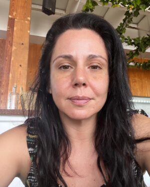 Sara Norte Instagram - Hoje faço 39 anos.
Quando era criança muitas vezes tentava imaginar como seria a minha Vida ou como seria em adulta , mas para dizer a verdade muitas vezes penso “não era nada disto que eu imaginava”.
Este último ano foi de renascer em muitos aspectos e tenho esperança que os 39 anos me tragam saúde,Amor,trabalho,equilíbrio,paz e muita paciência .💃❤️Apesar de não ter a Vida perfeita que imaginava ter em criança , considero me uma pessoa Feliz e isso para mim é o mais importante:Viver a Vida de uma forma simples e sem M&rd@s.
Agora vou aproveitar o “meu” dia e assimilar que sou uma senhora de 39 anos.
❤️