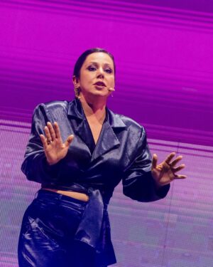 Sara Norte Instagram - Ainda estou a voltar à Terra.
Sim,estive no Desconfia da @joanamarquespic e estive no palco do @meoarenaoficial .
A vida arranja sempre uma forma de nos surpreender e na 2a noite quando vinha no carro para casa,o meu namorado e eu olhávamos um para o outro e chorávamos e ríamos porque tem sido um longo caminho.
Foi sem dúvida dos melhores momentos da minha Vida.
Obrigada mais uma vez a toda a equipa e ao público que foi incrível ❤️

Styling @_santana_pires_ 
Fato @by_santana_pires 
Maquilhagem @raquelbatalha.makeup 
Cabelo @cattvvan_hairstylist 
Fotos @andrediasnobre