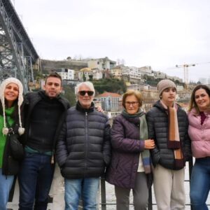 Sara Norte Instagram - Este ano não houve fotografia de Natal mas no dia 24 combinámos ir ao Porto passar um dia em família.
Fomos ontem de manhã e voltámos à noite.
Passeámos,rimos...foram bons momentos!
A minha avó paterna costumava dizer muitas vezes que temos que aceitar as diferenças principalmente entre família e a minha já percorreu um longo percurso. 
Não há famílias perfeitas,nunca houve,mas eu amo a minha com todas as imperfeições e tenho orgulho em fazer parte dela.

Amo vos muito e obrigada por este dia realmente especial. Ontem estava até em alguns momentos emocionada porque aprendi que nesta Vida ,que muda de um dia para o outro,o importante é criar memórias com os que amamos.
Que venha um 2024 sempre juntinhos e cheio de vitórias!
(Falta o Vasquinho nas fotos mas esteve sempre connosco ❤️)