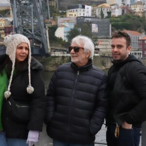 Sara Norte Instagram - Este ano não houve fotografia de Natal mas no dia 24 combinámos ir ao Porto passar um dia em família.
Fomos ontem de manhã e voltámos à noite.
Passeámos,rimos...foram bons momentos!
A minha avó paterna costumava dizer muitas vezes que temos que aceitar as diferenças principalmente entre família e a minha já percorreu um longo percurso. 
Não há famílias perfeitas,nunca houve,mas eu amo a minha com todas as imperfeições e tenho orgulho em fazer parte dela.

Amo vos muito e obrigada por este dia realmente especial. Ontem estava até em alguns momentos emocionada porque aprendi que nesta Vida ,que muda de um dia para o outro,o importante é criar memórias com os que amamos.
Que venha um 2024 sempre juntinhos e cheio de vitórias!
(Falta o Vasquinho nas fotos mas esteve sempre connosco ❤️)