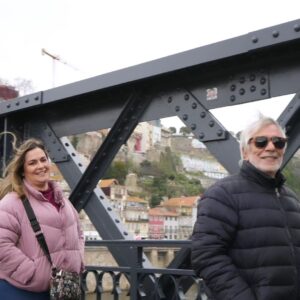 Sara Norte Instagram - Este ano não houve fotografia de Natal mas no dia 24 combinámos ir ao Porto passar um dia em família.
Fomos ontem de manhã e voltámos à noite.
Passeámos,rimos...foram bons momentos!
A minha avó paterna costumava dizer muitas vezes que temos que aceitar as diferenças principalmente entre família e a minha já percorreu um longo percurso. 
Não há famílias perfeitas,nunca houve,mas eu amo a minha com todas as imperfeições e tenho orgulho em fazer parte dela.

Amo vos muito e obrigada por este dia realmente especial. Ontem estava até em alguns momentos emocionada porque aprendi que nesta Vida ,que muda de um dia para o outro,o importante é criar memórias com os que amamos.
Que venha um 2024 sempre juntinhos e cheio de vitórias!
(Falta o Vasquinho nas fotos mas esteve sempre connosco ❤️)