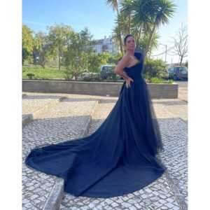 Sara Norte Instagram - Vamos lá a mais uns "Globos de Ouro".
Para mim tem sempre um significado especial esta noite:comecei a ir aos Globos aos 12 anos e inclusivamente já subi ao palco com o restante elenco para recebermos um pela série  "Médico de Família ".
Como estive afastada deste meio durante muitos anos esta noite é sempre feliz. 
Mais uma vez vou vestida pelo meu Amigo @_santana_pires_
@by_santana_pires .
Esta obra de Arte foi feita para o meu corpixo e é realmente uma honra ser tua Amiga e poder ver na primeira fila o teu talento.
Obrigada meu Amigo.
Fui também penteada pelo meu Amigo e talentoso @davidxavier.hairpro.
Fui  maquilhada pela querida @catarinainacio.makeup.
Vamos lá aproveitar esta noite maravilhosa ❤️ 

Styling @_santana_pires_
Vestido @by_santana_pires
Acessórios @by_santana_pires 
Cabelo @davidxavier.hairpro 
Maquilhagem @catarinainacio.makeup 

@mais.que.uma 
@hitmanagement