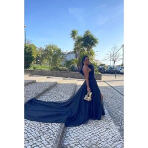 Sara Norte Instagram - Vamos lá a mais uns "Globos de Ouro".
Para mim tem sempre um significado especial esta noite:comecei a ir aos Globos aos 12 anos e inclusivamente já subi ao palco com o restante elenco para recebermos um pela série  "Médico de Família ".
Como estive afastada deste meio durante muitos anos esta noite é sempre feliz. 
Mais uma vez vou vestida pelo meu Amigo @_santana_pires_
@by_santana_pires .
Esta obra de Arte foi feita para o meu corpixo e é realmente uma honra ser tua Amiga e poder ver na primeira fila o teu talento.
Obrigada meu Amigo.
Fui também penteada pelo meu Amigo e talentoso @davidxavier.hairpro.
Fui  maquilhada pela querida @catarinainacio.makeup.
Vamos lá aproveitar esta noite maravilhosa ❤️ 

Styling @_santana_pires_
Vestido @by_santana_pires
Acessórios @by_santana_pires 
Cabelo @davidxavier.hairpro 
Maquilhagem @catarinainacio.makeup 

@mais.que.uma 
@hitmanagement