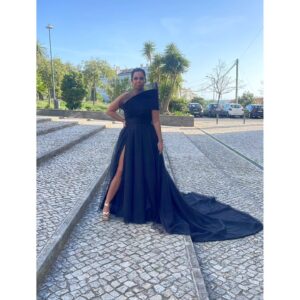 Sara Norte Instagram - Vamos lá a mais uns "Globos de Ouro".
Para mim tem sempre um significado especial esta noite:comecei a ir aos Globos aos 12 anos e inclusivamente já subi ao palco com o restante elenco para recebermos um pela série  "Médico de Família ".
Como estive afastada deste meio durante muitos anos esta noite é sempre feliz. 
Mais uma vez vou vestida pelo meu Amigo @_santana_pires_
@by_santana_pires .
Esta obra de Arte foi feita para o meu corpixo e é realmente uma honra ser tua Amiga e poder ver na primeira fila o teu talento.
Obrigada meu Amigo.
Fui também penteada pelo meu Amigo e talentoso @davidxavier.hairpro.
Fui  maquilhada pela querida @catarinainacio.makeup.
Vamos lá aproveitar esta noite maravilhosa ❤️ 

Styling @_santana_pires_
Vestido @by_santana_pires
Acessórios @by_santana_pires 
Cabelo @davidxavier.hairpro 
Maquilhagem @catarinainacio.makeup 

@mais.que.uma 
@hitmanagement