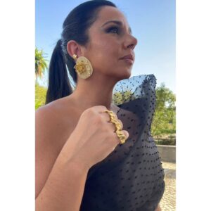Sara Norte Instagram - Vamos lá a mais uns "Globos de Ouro".
Para mim tem sempre um significado especial esta noite:comecei a ir aos Globos aos 12 anos e inclusivamente já subi ao palco com o restante elenco para recebermos um pela série  "Médico de Família ".
Como estive afastada deste meio durante muitos anos esta noite é sempre feliz. 
Mais uma vez vou vestida pelo meu Amigo @_santana_pires_
@by_santana_pires .
Esta obra de Arte foi feita para o meu corpixo e é realmente uma honra ser tua Amiga e poder ver na primeira fila o teu talento.
Obrigada meu Amigo.
Fui também penteada pelo meu Amigo e talentoso @davidxavier.hairpro.
Fui  maquilhada pela querida @catarinainacio.makeup.
Vamos lá aproveitar esta noite maravilhosa ❤️ 

Styling @_santana_pires_
Vestido @by_santana_pires
Acessórios @by_santana_pires 
Cabelo @davidxavier.hairpro 
Maquilhagem @catarinainacio.makeup 

@mais.que.uma 
@hitmanagement