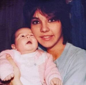 Sara Norte Instagram - Mãe 
Saudades ti,do teu Amor e da tua preocupação comigo.
De ti herdei tanta coisa que muitas vezes vejo-te em mim e é a melhor herança que me podias ter deixado.
Há quase 12 anos que não sinto o teu abraço ,o teu cheiro e  que não ouço a tua gargalhada 
Todos os dias vens ao meu pensamento.Todos.

Amo-te ❤️