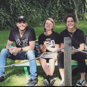 Sara Norte Instagram - 3 anos sem ti e a ferida continua aqui sem sarar.Sinceramente acho que nunca vou conseguir voltar a sorrir como antes porque a tua partida transformou nos a todos.
Estes 3 anos têm sido os mais difíceis da minha Vida.Odeio vitimizações e depois de ver a forma como encaraste a Vida estando doente nao seria lógico fazê-lo
mas tenho aprendido que não temos que ser sempre fortes ,que podemos admitir que nem sempre está tudo bem e que há dores que vão ficar para sempre connosco.Cada pessoa tem uma forma distinta de encarar o luto e eu contínuo a não conseguir aceitar a tua morte.Não consigo.Espero que com o passar dos anos ao menos consiga falar de ti com um sorriso e não em lágrimas. 
Tento sempre ter uma atitude positiva mas todas as noites quando me agarro ao teu peluche questiono me vezes sem conta "porquê?".
Apesar de seres uma criança ensinaste me tanta coisa sem sequer te aperceberes.
Foste a pessoa mais doce e corajosa que conheci.
Esta fotografia foi tirada no jardim do IPO antes de uma das últimas vezes que fizeste quimioterapia antes de te curares.Estávamos tão felizes!Nunca pensámos que iria acabar desta forma.
Saudades minha irmã. Minha Beatriz