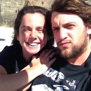 Sara Norte Instagram - Hoje fazemos 8 anos de namoro!
Uma história que começou nos bastidores de uma rodagem em Seia.
Quando olho para trás ,vejo o quão especial tem sido este caminho a dois.
Não acredito em relações perfeitas  e a nossa passou por grandes provações ,mas estamos aqui ,mais fortes que nunca e prontos para continuarmos a ser namorados ,mas mais importante:sermos companheiros de Vida.
Agradeço todos os dias por te ter a meu lado e por nunca teres desistido de mim mesmo quando era o mais fácil.
Se há coisa que valorizo é a Lealdade e o Amor que me mostras todos os dias.

Temos personalidades completamente distintas ,sendo tu muito mais racional do que eu,mas sinto mesmo que nos completamos.Somos o equilíbrio um do outro.

Tenho muito orgulho do “meu Homem” e de dia para dia sinto que crescemos juntos e que te Amo cada vez mais.
Parabéns a nós “  Dingo “!

(Postei as fotos que tirámos ainda éramos amigos apesar de já te querer dar uma trinca e a última é de como gostava que fossemos daqui a alguns anos.Sempre unidos❤️)