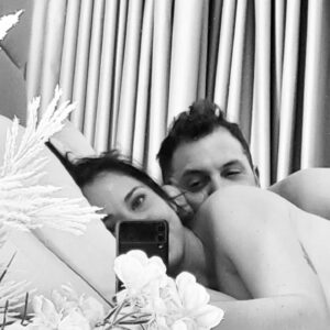 Sara Norte Instagram - Quase 8 anos juntos e já vivemos tanta coisa.
Tem sido uma jornada de momentos bons e maus como em qualquer relação mas temos crescido os dois e para melhor.
Isto de ser adulto tem muito que se lhe diga.💃
Meu companheiro,meu amor...@vascovala ❤️