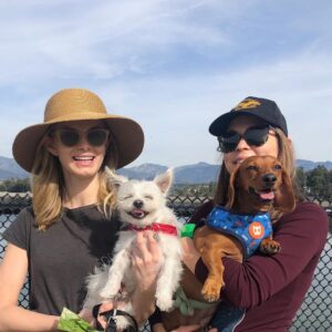Sara Paxton Instagram - Auggie’s girlfriend @bigheartlittlelegs 💕 also my claw hand. 🦖 @katiehenoch @leahhenoch