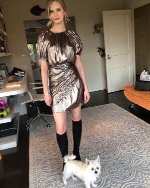 Sara Paxton Instagram - Thank you @itsamandalim ❤️ and my main man Auggie for helping me get ready for last nights @flauntmagazine event. Also, shout out to Amazon basics hand weights for really bringing some pops of color to this pic 😬