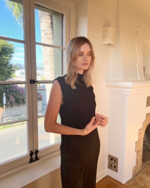 Sara Paxton Instagram - 🌴🖤🌞 📸 @ivanarose
