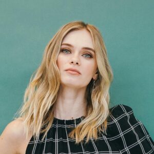 Sara Paxton Instagram - I sat down with the lovely @mccarthylauren for @wmag to talk about my role in @frontrunnermovie which comes out wide release November 21st! 📷 @marischafetz @seijinyc @ktmell @alyx34 @morganpesante