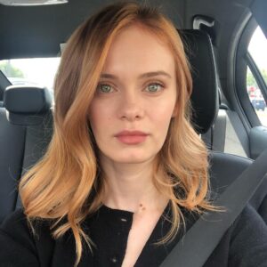 Sara Paxton Instagram - I went 🍓🍓! Thanks  @abbeyspauldingcolor ❤️ its only temporary but maybe I’ll keep...styled by @bykileyfitz