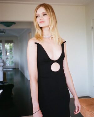 Sara Paxton Instagram - ✨Blonde. Sep 28✨ 📸 @ivanarose @itsamandalim @bobbyeliot #blondeonnetflix