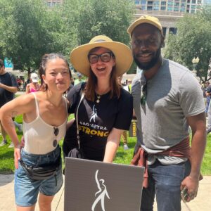 Sara Rue Instagram - Yas #chicago ! @sagaftra #strong! Thank you @pippiphooray1 for the strike info and for hangin' w me! And bonus joy to run into @lamorne in the Windy City. 

We are driving cross country and I feel very lucky that one of the two days we are in Chicago I got to join the solidarity walk here organized by local #SAGAFTRA Chicago. 
#unionstrong💪 #fairwages I got a tour of the city from the picket line! ❤️