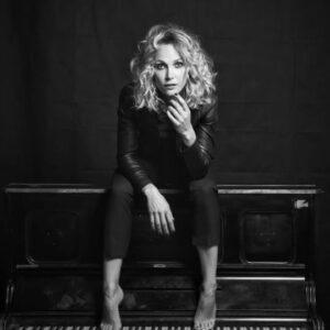 Sara Zanier Instagram - Sara Zanier. Attrice. Uno degli shooting che ho fatto e che ho amato di più è stato con @sara.zanier . Prendi in mano la macchina fotografica, guarda e schiaccia. Il resto è magia!
.
#sarazanier #attrice #tv #cinema #modella #blackandwhite #blackandwhitephotography #portrait #portraitphotography #bnw_diamond