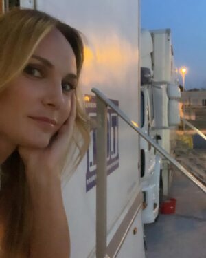 Sara Zanier Instagram - • siamo alla terza puntata, stasera, tra poco, ore 21 su @raiuno_hd_official con LEA-I NOSTRI FIGLI 🤟🏼🎸
Fatemi sapere cosa ne pensate 😉 • 
#emma #rai #fiction #serietv #ciak