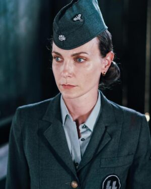 Sara Zanier Instagram - •• questo è stato uno dei personaggi emotivamente più difficili da interpretare…
Dorothea. 
Una Aufseherin (guardia) del campo di concentramento di Ravensbrük. 
Non vi racconterò quanti documenti, interviste e documentari io abbia visto e letto per cercare di capire le modalità di azione ma soprattutto cosa spingesse le donne tedesche di quel tempo ad essere così tremendamente crudeli, anche più degli uomini. 
Abbiamo girato questo film nel 2021 e già le “fazioni” dovute alla pandemia alcune cose me l’avevano fatte capire, su come fosse facile metterci l’uno contro l’altro. 
Ora, oggi, stiamo vivendo lo stesso olocausto di quei tempi. 
Ancora più imperdonabile, perché sotto gli occhi di tutti. 
Un film necessario, oggi più che mai. 
Una storia di luce e di speranza. 
Spero lo guardiate, in tanti. 
Domani, lunedì 22 GENNAIO su @raicinque ORE 21.15
“BOCCHE INUTILI” ••
•
@wellseeproduction @therealmargot @nina.torresi @lorenzaindovina @annaalessiagargano @morenagentilereal @patrizia_loreti_yoga_instuctor 🎬#claudiouberti 📸 @ninoceleste30 🎶@andreaguerracomposer e un grazie particolare a quella meravigliosa anima di @umberto_noto che ha avuto, in tempi record, la pazienza di educarmi alla lingua tedesca!!••
#rai #rai5 #raicultura #raistoria #film #movie #nazismo #olocausto #memoria