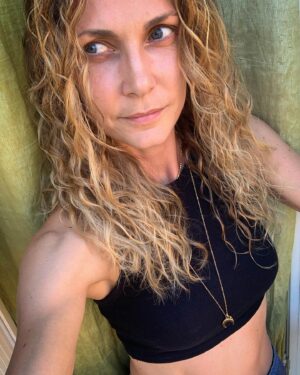 Sara Zanier Instagram - •• quanto è bello in estate non asciugare i capelli?!?💁🏼‍♀️
Domani incriccata col collo…. ••