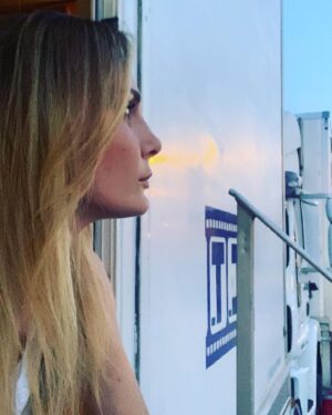 Sara Zanier Instagram - •• e va bene così…•• 
#set #🎬 #🩶