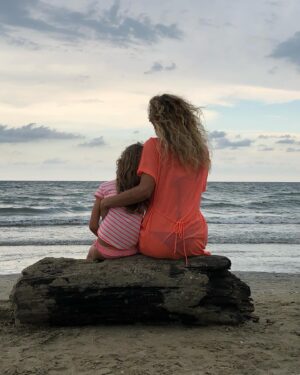 Sara Zanier Instagram - • il porto sicuro.
Il faro nella notte. Il filo rosso che non si spezza mai. Portatrici sane di sorrisi, forza, sfide e paure. L’amore incondizionato e inarrivabile. Auguri mamme, in qualsiasi forma❤️• 
#festedellamamma