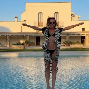 Sara Zanier Instagram - •• ricordi di vacanza 🩵
-proviamo a fare una foto qui?
-e se mi metto cosi?!
-basta, ce l’abbiamo!💦
-l’amicizia, oltre lo spazio e il tempo🤍 
-una delle poche foto in cui siamo più o meno fermi @marcello.allegra78 sei l’unico che viene bene sempre!!! 
-che schifo pulire il pesce 🤢
-ai fornelli con bocca accennata a culo di 🐓 
- @lammino ne abbiamo di più belle ma le tengo per me❤️ ••
#puglia #vacanzeitaliane #friends #love