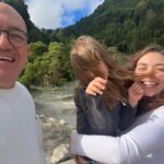 Sara Barradas Instagram - Temos passeado bastante! 💚 Já não vínhamos a São Miguel há 12 anos! Muita coisa mudou, mas a ilha continua deslumbrante na sua essência. O cozido das Furnas continua a ser uma grande atração e este lugar é mágico porque a natureza borbulha debaixo da terra. Uma coisa sabíamos que precisávamos: um carro para explorar a ilha! A @autatlantisrentacar tratou-nos de tudo de modo a termos o carro pronto no aeroporto assim que chegámos, o qual devolveremos no mesmo sítio quando formos embora. Mais fácil não podia ter sido 👌🏼 Com cadeirinha para a Lua e tudo 🥰 Vamos aproveitar os últimos cartuchos, porque tudo o que é bom acaba depressa 😜