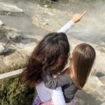 Sara Barradas Instagram - Temos passeado bastante! 💚 Já não vínhamos a São Miguel há 12 anos! Muita coisa mudou, mas a ilha continua deslumbrante na sua essência. O cozido das Furnas continua a ser uma grande atração e este lugar é mágico porque a natureza borbulha debaixo da terra. Uma coisa sabíamos que precisávamos: um carro para explorar a ilha! A @autatlantisrentacar tratou-nos de tudo de modo a termos o carro pronto no aeroporto assim que chegámos, o qual devolveremos no mesmo sítio quando formos embora. Mais fácil não podia ter sido 👌🏼 Com cadeirinha para a Lua e tudo 🥰 Vamos aproveitar os últimos cartuchos, porque tudo o que é bom acaba depressa 😜