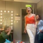 Sara Barradas Instagram - SUSTOS a série. Este vídeo pode conter linguagem imprópria para os mais sensíveis 😂 Mas própria de quem apanha um “cagaço” 😇 Desde miúda que gosto de assustar. Assustava os meus avós, amigos e colegas. Antes não havia telemóveis para filmar, agora já vou conseguindo. Tenho aqui um rol de sustos ainda do “Quero é Viver” para partilhar um dia 🤣 Bem, acontece que estes meus caros colegas do TRAIR E COÇAR É SÓ COMEÇAR caíram no erro de me assustar pela primeira vez. Ora… abriram a caixa de Pandora 😈 Agora, dia sim dia não andamos nisto 🤪 #yougavemeafright #scarymovie #sustos