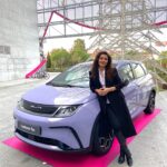 Sara Barradas Instagram - E não é que este natal os Centros Comerciais Alegro vão sortear um carro BYD Dolphin 100% eléctrico!? Leram bem: 100% eléctrico! Zero emissões de gases com efeito de estufa e também de dióxido de carbono, o que se traduz em menor poluição ambiental, sobretudo nos centros urbanos! ♻️🌍 Até 24 de Dezembro, basta 30€ em compras que valem um código de participação, depois é só registar os talões online. 🚙🔌 E por aí? Quem sonhava com um carro BYD Dolphin 100% eléctrico mas achava não ter possibilidades? Digam-me nos comentários 👇🏼😉 #Pub #AquiAgoraAlegro #BYD #CaetanoTec