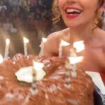 Sara Barradas Instagram - 1 ano separa estes dois vídeos. Para quem não sabe fiz anos esta segunda-feira, dia 27. E ontem (quinta-feira) os meus colegas decidiram cantar-me os parabéns no palco novamente, à semelhança do ano passado que celebrei o aniversário num domingo, e era, portanto, dia de espectáculo. É o meu 2º aniversário no palco do TRAIR E COÇAR É SÓ COMEÇAR 😄😍🥰 Que maravilha, que privilégio! Esta peça tem algo de especial, as pessoas choram a rir e repetem! No Brasil está em cena há 35 anos! Bem, de um ano para o outro, aqui pouca coisa mudou! E nós continuamos em cena no Casino Lisboa, de quinta a domingo! VENHAM VER-NOS! 🎭