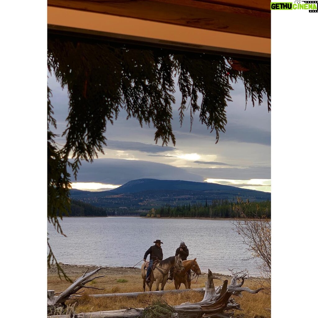 Sara Canning Instagram - la Fenêtre, les Cowboys