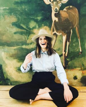 Sara Gilbert Instagram - me saying “look! i’m wearing a hat! and also! hi! do you like wanna come to the last night of my residency at @thehotelcafe monday 8/29 @ 7pm. it’s gonna be something… @reallindaperry @thesaragilbert @andrewleeds @rachelgould27  link for tickets in my bio! oh! and special guests @iamtimbagley @noahweisberg  @karoline_menezes__ @dereksteincello and more!!! 📸 @amandademme  love, me
