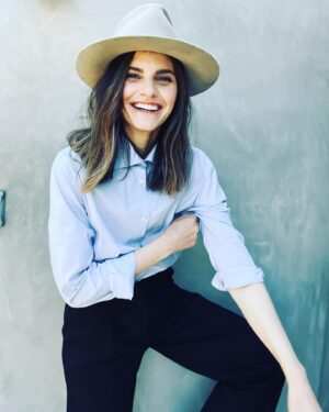 Sara Gilbert Instagram - me saying “look! i’m wearing a hat! and also! hi! do you like wanna come to the last night of my residency at @thehotelcafe monday 8/29 @ 7pm. it’s gonna be something… @reallindaperry @thesaragilbert @andrewleeds @rachelgould27  link for tickets in my bio! oh! and special guests @iamtimbagley @noahweisberg  @karoline_menezes__ @dereksteincello and more!!! 📸 @amandademme  love, me