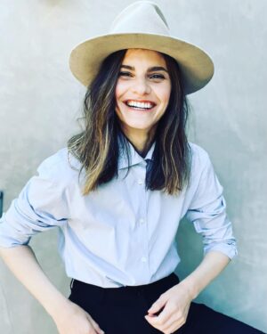 Sara Gilbert Instagram - me saying “look! i’m wearing a hat! and also! hi! do you like wanna come to the last night of my residency at @thehotelcafe monday 8/29 @ 7pm. it’s gonna be something… @reallindaperry @thesaragilbert @andrewleeds @rachelgould27  link for tickets in my bio! oh! and special guests @iamtimbagley @noahweisberg  @karoline_menezes__ @dereksteincello and more!!! 📸 @amandademme  love, me