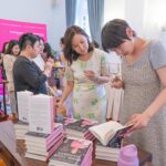 Sara Jane Ho Instagram - Did three book signings in a day and my heart is full. Felt so at home to speak Cantonese, our local dialect here which is different from Mandarin 🥰 One big THANK YOU to @femalentrepreneurs @annawongsmile @rrabbito_ for working tirelessly behind the scenes to pull off my Hong Kong Mind Your Manners book launch ❤️ I am proud to be a premium member of this incredible women’s platform since 2017 that invests in and markets women-led brands. I encourage more HK ladies to join FEW’s membership https://online.few.community/getstarted Thank you to the following sponsors and partners: ⭐️ Historic ladies private social club The Helena May for the beautiful venue ⭐️ @chubbglobal @chubblifehk for supporting my book with a generous bulk buy ⭐️ @guerlain for the amazing goody bags ⭐️ @kajalnaina_hk @kajalnaina_jewelrydesigner for styling me with your exquisite jewelry ⭐️ Voices Education for the bulk buy ⭐️ And supporting partners the American, British, European, Greek, Malaysian and Mexican Chambers of Commerce for helping spread the word and leading to sold out workshops 🙌