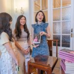 Sara Jane Ho Instagram - Did three book signings in a day and my heart is full. Felt so at home to speak Cantonese, our local dialect here which is different from Mandarin 🥰 One big THANK YOU to @femalentrepreneurs @annawongsmile @rrabbito_ for working tirelessly behind the scenes to pull off my Hong Kong Mind Your Manners book launch ❤️ I am proud to be a premium member of this incredible women’s platform since 2017 that invests in and markets women-led brands. I encourage more HK ladies to join FEW’s membership https://online.few.community/getstarted Thank you to the following sponsors and partners: ⭐️ Historic ladies private social club The Helena May for the beautiful venue ⭐️ @chubbglobal @chubblifehk for supporting my book with a generous bulk buy ⭐️ @guerlain for the amazing goody bags ⭐️ @kajalnaina_hk @kajalnaina_jewelrydesigner for styling me with your exquisite jewelry ⭐️ Voices Education for the bulk buy ⭐️ And supporting partners the American, British, European, Greek, Malaysian and Mexican Chambers of Commerce for helping spread the word and leading to sold out workshops 🙌