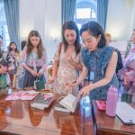 Sara Jane Ho Instagram - Did three book signings in a day and my heart is full. Felt so at home to speak Cantonese, our local dialect here which is different from Mandarin 🥰 One big THANK YOU to @femalentrepreneurs @annawongsmile @rrabbito_ for working tirelessly behind the scenes to pull off my Hong Kong Mind Your Manners book launch ❤️ I am proud to be a premium member of this incredible women’s platform since 2017 that invests in and markets women-led brands. I encourage more HK ladies to join FEW’s membership https://online.few.community/getstarted Thank you to the following sponsors and partners: ⭐️ Historic ladies private social club The Helena May for the beautiful venue ⭐️ @chubbglobal @chubblifehk for supporting my book with a generous bulk buy ⭐️ @guerlain for the amazing goody bags ⭐️ @kajalnaina_hk @kajalnaina_jewelrydesigner for styling me with your exquisite jewelry ⭐️ Voices Education for the bulk buy ⭐️ And supporting partners the American, British, European, Greek, Malaysian and Mexican Chambers of Commerce for helping spread the word and leading to sold out workshops 🙌