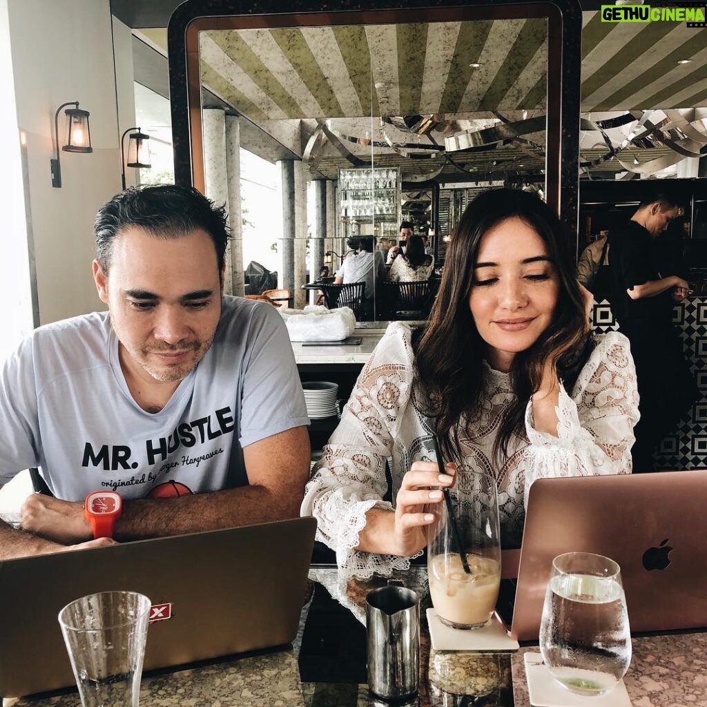 Sara Malakul Lane Instagram - Doing the magic PG journal writing 📓@patrickgrove (check out his page to see HOW to do this)