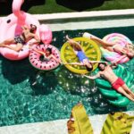 Sara Malakul Lane Instagram - Happy floaters #Bali #nokubeachhouse 📷 by Noku’s brand new in house photographer @patrickgrove 😂