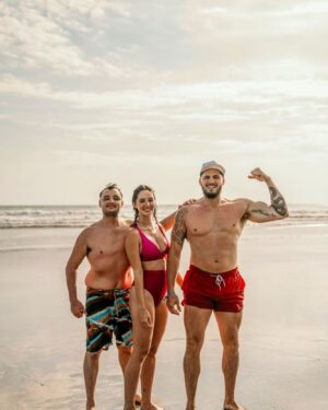 Sara Malakul Lane Instagram - bro-sis-bro ❤️ @mr.alex.lane @tommythebrotrainer