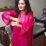 Sara Raza Khan Instagram - Eid Mubarak ❤ #sararazakhan Link in Bio for our very first YouTube Vlog ☺ ✌For our First Eid Vlog Visit OUR youtube channel ☺✌ https://m.youtube.com/c/SaraRazaKhanOFFICIAL